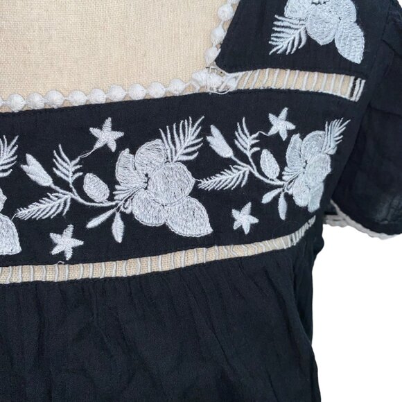 Crown & Ivy Medium Black Embroidered Blouse - Picture 3 of 5